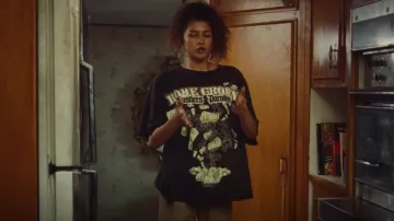Delta Vintage Home Grown Hustlers Paradise Big Money Tee porté par Rue Bennett (Zendaya) vu dans Euphoria (S02E03)
