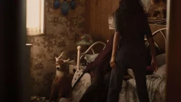 Melissa et Doug Toys Peluche Deer utilisé par Gia Bennett (Storm Reid) vu dans Euphoria (S02E05)