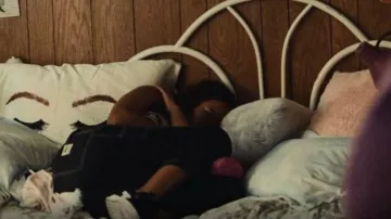 Pantalon de travail en polycoton Stussy porté par Gia Bennett (Storm Reid) vu dans Euphoria (S02E05)