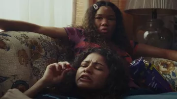 Madre La camiseta pecaminosa Itty Bitty usada por Gia Bennett (Storm Reid) como se ve en Euphoria (S02E03)