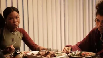 Par Lefty Delicate Wild Card Collier porté par Gia Bennett (Storm Reid) vu dans Euphoria (S02E06)