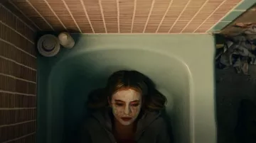 Joon X Moon Lavender Whipped Sugar Soap Body Scrub utilizado por Cassie Howard (Sydney Sweeney) como se ve en Euphoria (S02E06)