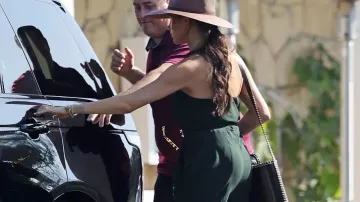 Le petit sac seau Louela Chloé porté par Meghan Markle à Los Angeles le 21 Octobre 2022