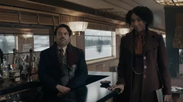 Veste de manteau en laine de Bourgogne portée par Eulalie Hicks (Jessica Williams) comme on le voit dans Fantastic Beasts: The Secrets of Dumbledore wardrobe