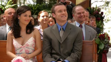 La robe de cocktail BCBGMaxAzria portée par Summer Roberts (Rachel Bilson) dans la série Newport Beach (S01E27)