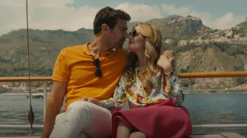 Gucci x Ken Scott Chemisier floral en soie porté par Daphne (Meghann Fahy) vu dans The White Lotus (S02E01)