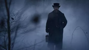 Chapeau victorien porté par Augustus Landor (Christian Bale) comme on le voit dans la garde-robe du film The Pale Blue Eye