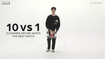 Le pull noir avec un doudou ourson sur la poitrine porté par le garçon asiatique dans la vidéo YouTube 10 Women Choose His Perfect Match | Versus 1