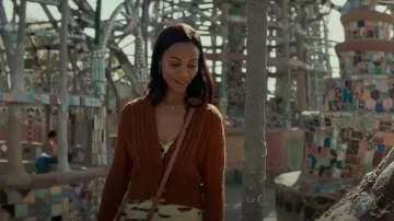 Suéter Foret Reformation In Cinnamon usado por Amy Wheeler (Zoe Saldana) como se ve en From Scratch (S01E04)