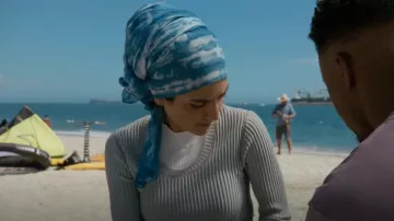 Bufanda Madewell Indigo Tie-Dye Sarong usada por la agente especial Fatima Namazi (Medalion Rahimi) como se ve en NCIS: Los Ángeles (S14E04)