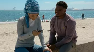 Carhartt Wip Long Sleeve Chase Tee Misty Thistle usado por Devin Rountree (Caleb Castille) como se ve en NCIS: Los Ángeles (S14E04)