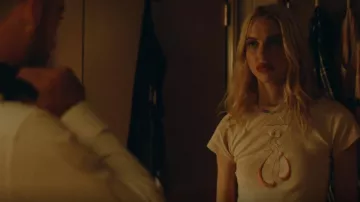 Unif Oniko Tee usada por Faye (Chloe Cherry) como se ve en Euphoria (S02E07)