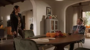 Veronica Beard Ashburn Dickey Satin-Jacquard Blazer usado por Angela Lopez (Alyssa Diaz) como se ve en The Rookie (S05E06)