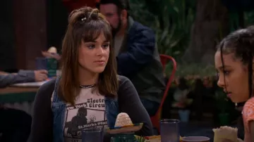 Brandy Melville Bella Radio Silence Top usado por Amy (Isabella Pappas) como se ve en The Villains of Valley View (S01E15)