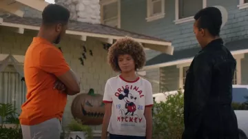 Disney Mickey Mouse Classic Ringer Tee porté par Lila Town (Carsyn Rose) comme on le voit dans The Rookie (S05E06)