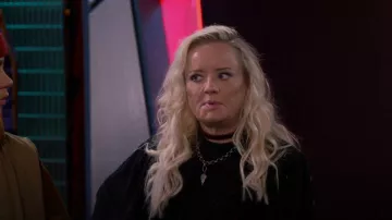 Obispo y joven Eva Top usado por Eva (Lucy Davis) como se ve en The Villains of Valley View (S01E15)