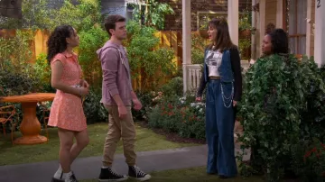 Free People Rider Denim Vest & Low Rise Jeans Suit Set usado por Amy (Isabella Pappas) como se ve en The Villains of Valley View (S01E15)