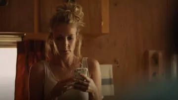 Superdown Mimi Notch Neck Top usado por Lidia Bennett (Jennifer Finnigan) como se ve en Moonshine (S02E05)
