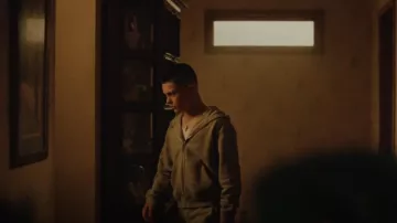 Burberry Teen Grey Logo Zip Up Top usado por Ashtray (Javon Walton) como se ve en Euphoria (S02E07)