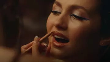 Crayon de couleur Makeup Forever Artist utilisé par Lexi Howard (Maude Apatow) vu dans Euphoria (S02E07)