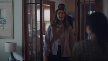 Veste Madewell Warren portée par Leigh Shaw (Elizabeth Olsen) dans Sorry For Your Loss (S01E01)