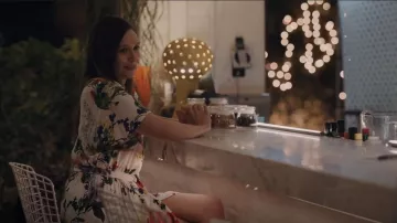 Alice + Olivia Clarine Robe à imprimé floral portée par Leigh Shaw (Elizabeth Olsen) comme on le voit dans Sorry For Your Loss (S01E09)