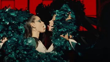 Cheerleading Solid 4" Metallic Baton Handle Poms worn by Cassie Howard (Sydney Sweeney) as seen in Euphoria (S02E07)
