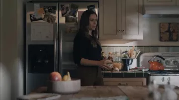 Forever 21 Ribbed Lettuce Edge Top, porté par Leigh Shaw (Elizabeth Olsen) comme on le voit dans Sorry For Your Loss (S01E10)