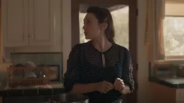 Marco Ruched Polka Dot Chiffon Top usado por Leigh Shaw (Elizabeth Olsen) como se ve en Sorry For Your Loss (S02E03)
