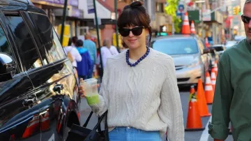 Loose jeans tapered Marques' Almeida by Dakota Johnson on the set of (October 12, 2022)