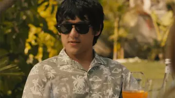 The printed green shirt worn by Ethan Spiller (Will Sharpe) in The White Lotus series (S02E01)