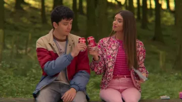 Le bomber fleuri porté par Ruby Matthews (Mimi Keene) dans la série Sex Education (Saison 2 Épisode 7)