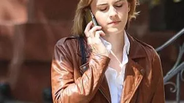 Chaqueta de cuero marrón de motocicleta usada por Emma Watson en la calle en Nueva York en abril de 2016