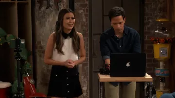 La jupe ceinturée en cuir Kooples portée par Carly Shay (Miranda Cosgrove) vue dans iCarly (S02E01)