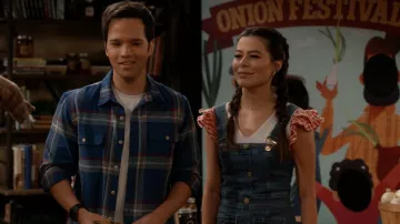 River Island Fit Denim Dungaree Mini Robe portée par Carly Shay (Miranda Cosgrove) vue dans iCarly (S02E01)
