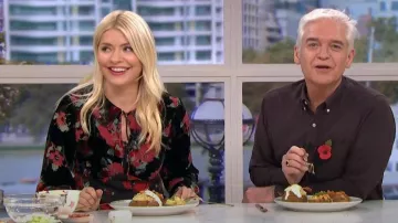 Rixo Malibu Velvet Vestido con estampado floral usado por Holly Willoughby como se ve en This Morning el 1 de noviembre de 2022