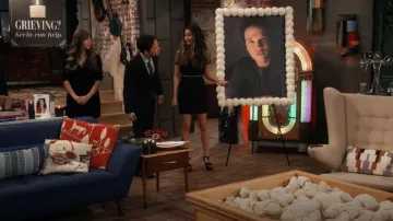 Saint Laurent Tribute 75 Sandales à talons en cuir verni portées par Carly Shay (Miranda Cosgrove) comme on le voit dans iCarly (S02E01)