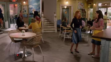 Converse All Star Hi Casual sneakers en rose portés par Kat (Mayim Bialik) comme on le voit dans les tenues Call Me Kat (S03E05)