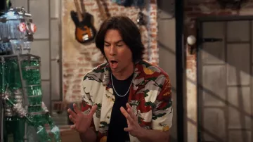 Urban Outfitters Painted Animals Camp Collar Shirt usado por Spencer Shay (Jerry Trainor) como se ve en iCarly (S02E01)