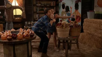 Kate Spade Vale Baskets portées par Carly Shay (Miranda Cosgrove) comme on le voit dans iCarly (S02E01)