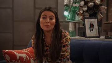 Chemise de carte postale Alice + Olivia portée par Carly Shay (Miranda Cosgrove) vue dans iCarly (S02E01)