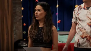 Soutien-gorge de sport à col haut Spiritual Gangster Racerback porté par Carly Shay (Miranda Cosgrove) comme on le voit dans iCarly (S02E02)