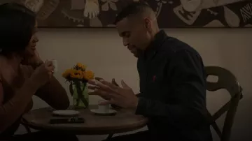 Logotipo de Ami Paris Camisa vaquera bordada azul usada por Damon Cooke (Michael Ealy) como se ve en Duda razonable (S01E07)