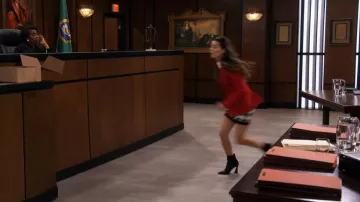 Black Suede Studio Nathalia Tilt-Heel Botas usadas por Carly Shay (Miranda Cosgrove) como se ve en iCarly (S02E02)