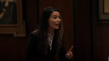 Alice + Olivia Willa Chemise imprimée portée par Carly Shay (Miranda Cosgrove) vue dans iCarly (S02E02)