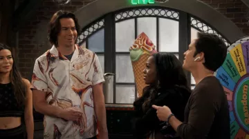 Asos Design Regular Revere Marble Print Chemise en or portée par Spencer Shay (Jerry Trainor) comme vu dans iCarly (S02E02)