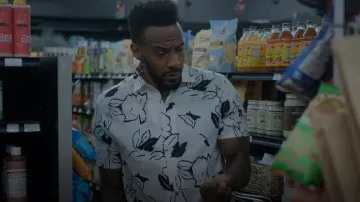 Ted Baker Ashby Floral Outline Cotton Short Sleeve Button Up Shirt usada por Lewis Stewart (McKinley Freeman) como se ve en Reasonable Doubt (S01E07)