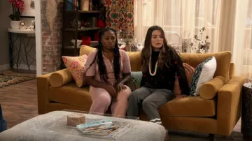 Monrow All Over Embroidered Heart Boyfriend Sudadera usada por Carly Shay (Miranda Cosgrove) como se ve en iCarly (S01E01)