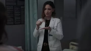 Cinturón de gamuza de oliva del mercado negro de la Casa Blanca usado por el Dr. Wilder (Sandra Mae Frank) visto en Nueva Amsterdam (S05E07)