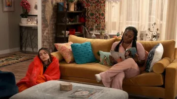 LoveShackFancy Flores Pantalones usados por Harper (Laci Mosley) como se ve en iCarly (S01E01)